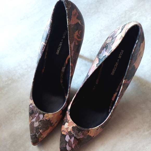 8.5 Pour LaVictoire Floral Pump - Picture 2 of 8